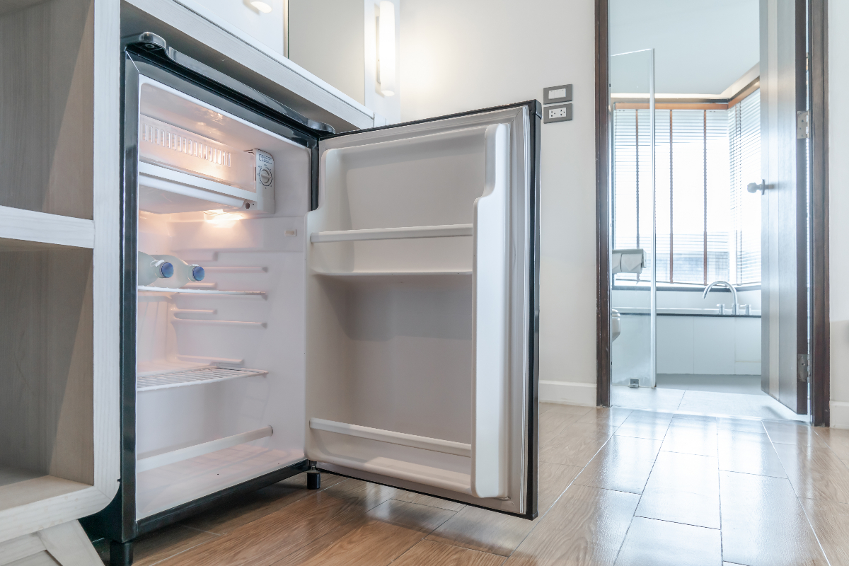 Холодильник 5 5. Шкаф для мини холодильника. Компактная морозильная камера для квартиры. Холодильник в открытом виде. Холодильник в номере.