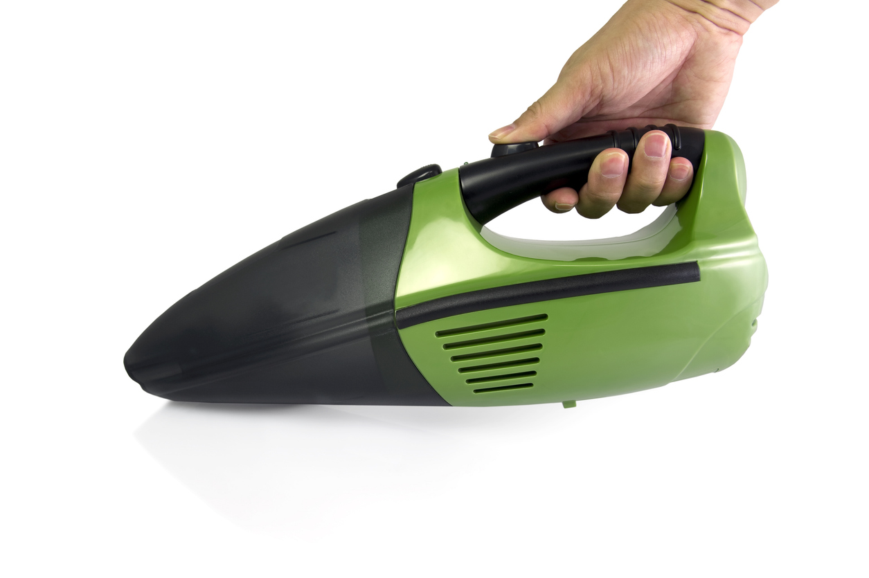 Aspiradora de mano verde.