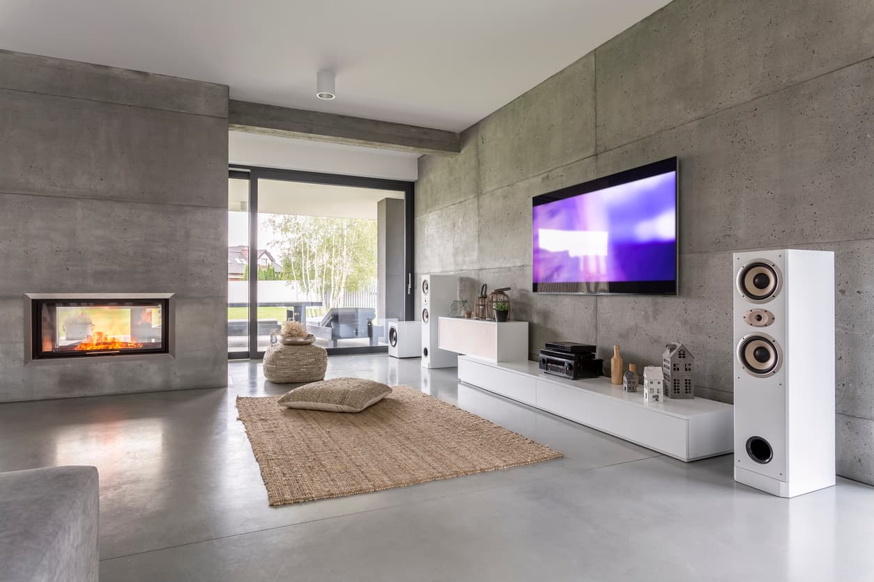 El salón de una casa con un buen equipo de sonido y televisor 8k.