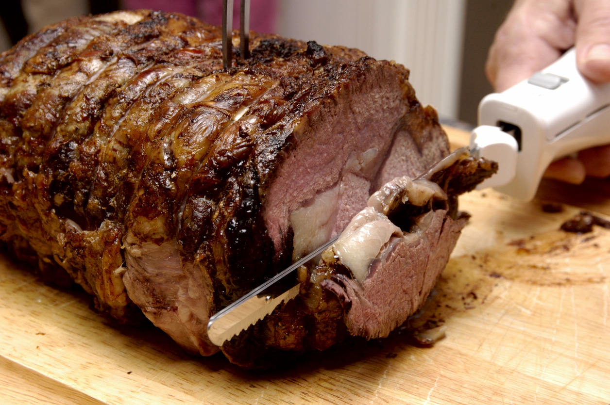 Cortar carne con cuchillo eléctrico