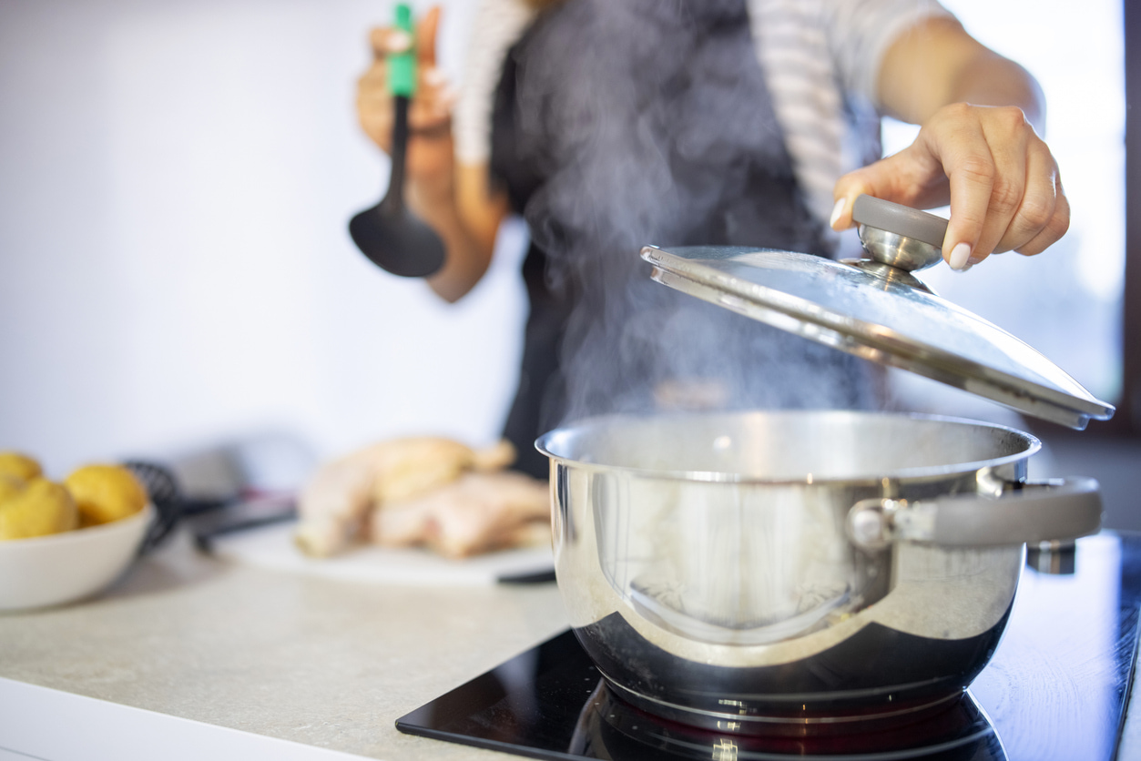 Una persona cocina en una olla.