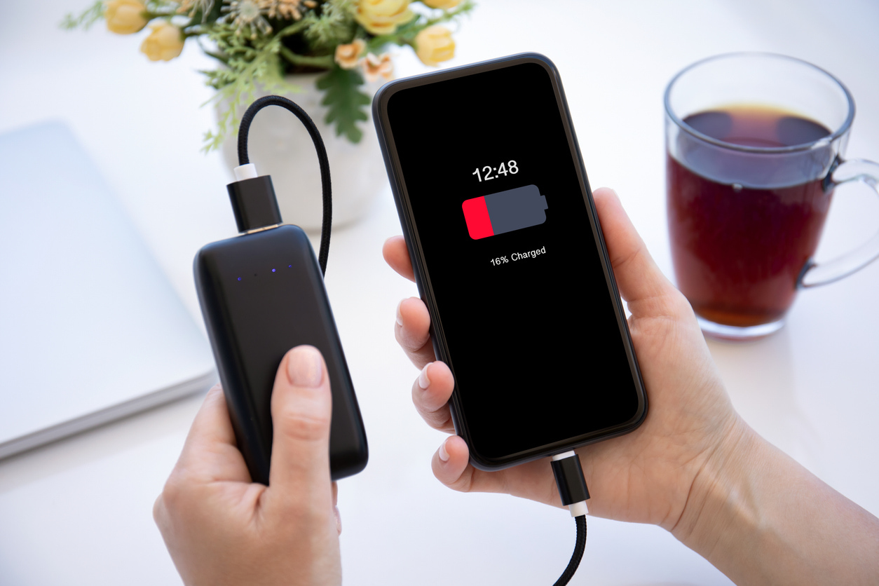 Un móvil sin batería se carga con una powebank.