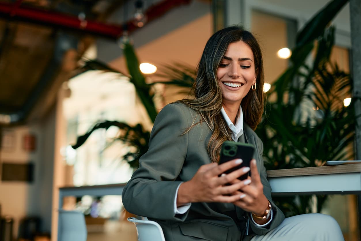 Una mujer de negocios cierra un acuerdo via smartphone.