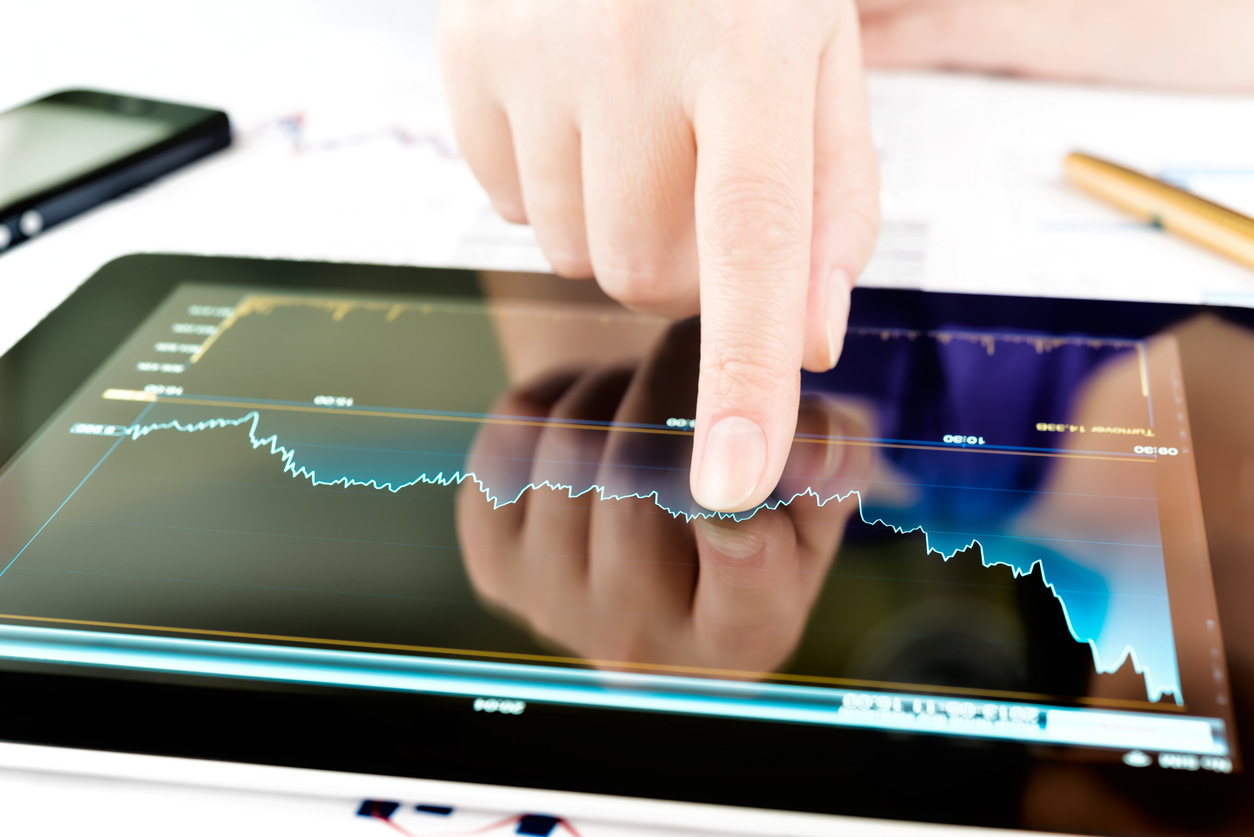 Una persona revisa estadísticas en una tablet Android.